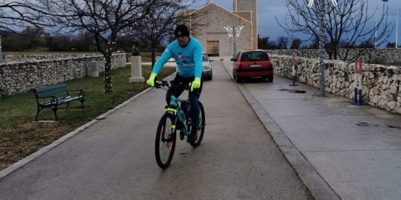 ŽARKO JUKIĆ IZ ČAVOGLAVA BICIKLOM KRENUO U VUKOVAR, IZ UDBINE PORUČUJE 'Ovaj moj put nek bude poklon za Božić svim žrtvama Grada Heroja'