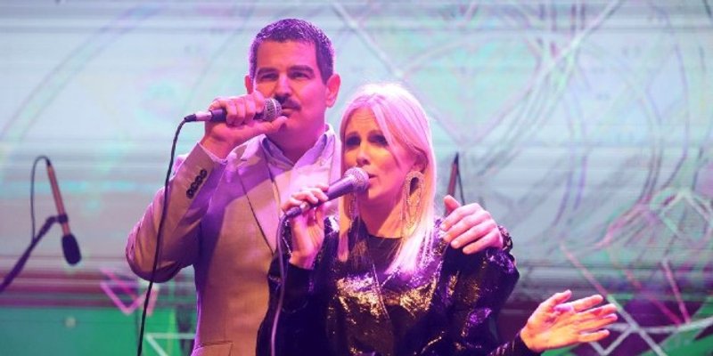 VIDEO: Novopečeni par Peco - Silvia zabavljali Prokurative, redali hitove poput 'Hajde mala dođi u moju sobu'