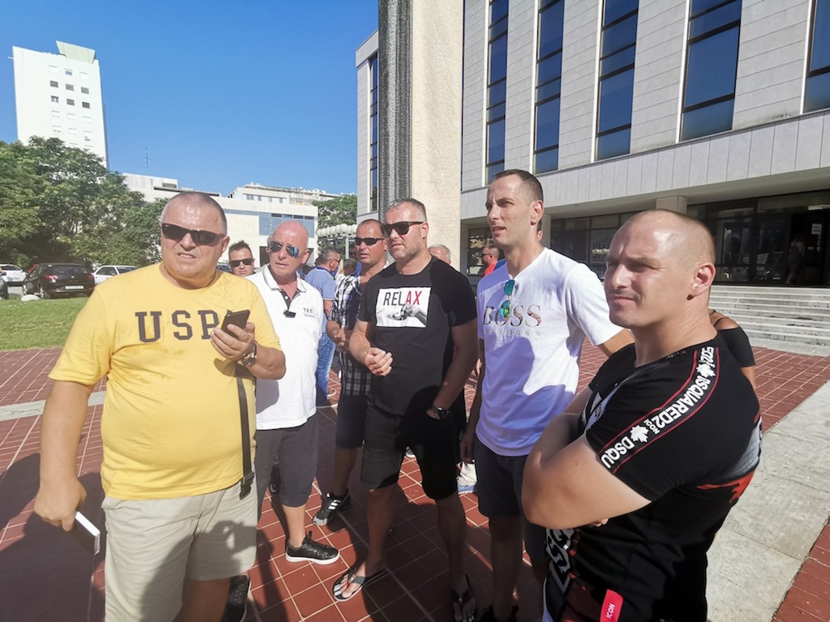 KAŠTELANSKI TAKSISTI VOZILI OD RESNIKA DO SPLITA 'Pustite Silvija Kneževića, nevin leži u zatvoru'