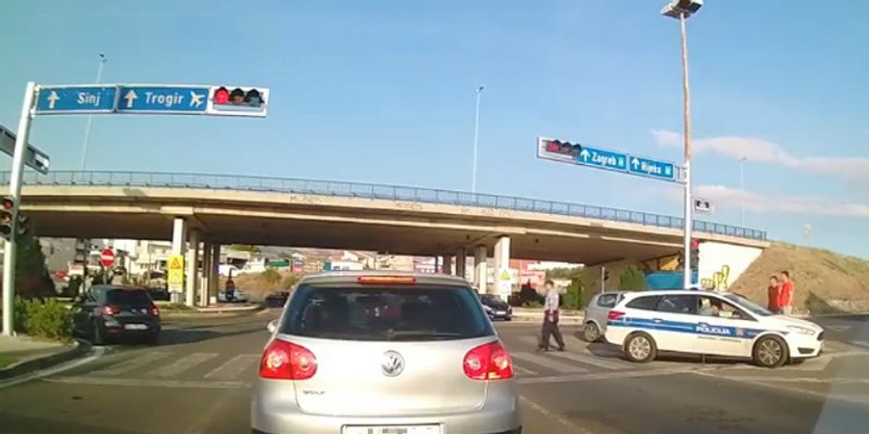 POLICAJAC NIJE MOGAO VJEROVATI Automobilom ispred njega skrenuo u zabranjeni smjer
