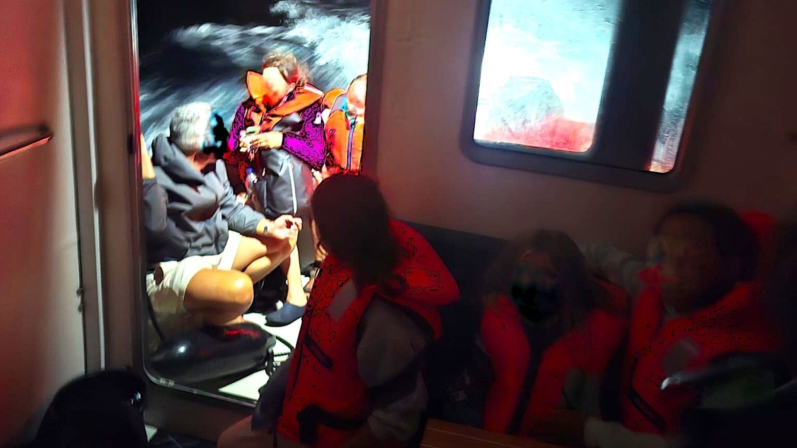 Nevrijeme kod Hvara: Spašeno 12 osoba s nasukane jedrilice, među njima šestero djece