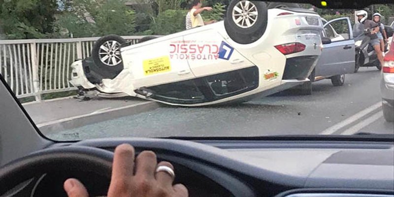 AUTOŠKOLA ZAVRŠILA NA KROVU: U Hercegovačkoj sudar tri automobila