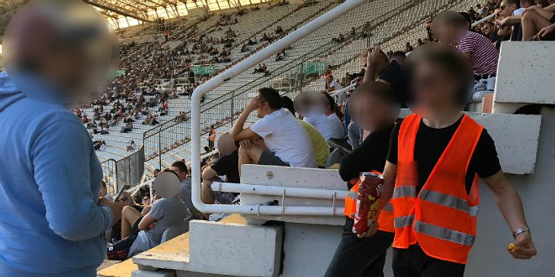 ZA SMIJAT SE I PLAKAT Ono kada ti na stadionu djetetu uzmu smoki...