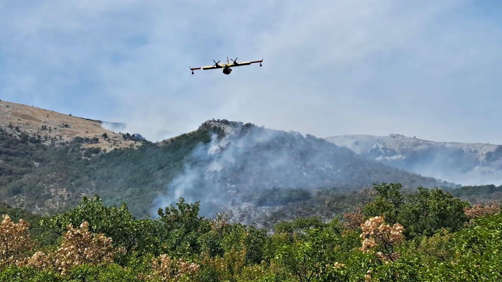 Novi izvještaj HVZ-a: Požar na Dinari i dalje bjesni, ozlijeđen jedan vatrogasac