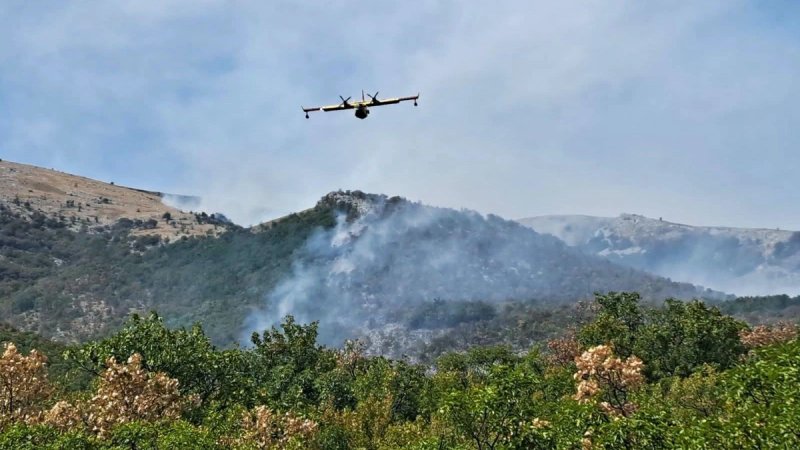 Novi izvještaj HVZ-a: Požar na Dinari i dalje bjesni, ozlijeđen jedan vatrogasac