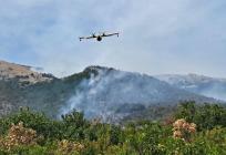 Novi izvještaj HVZ-a: Požar na Dinari i dalje bjesni, ozlijeđen jedan vatrogasac