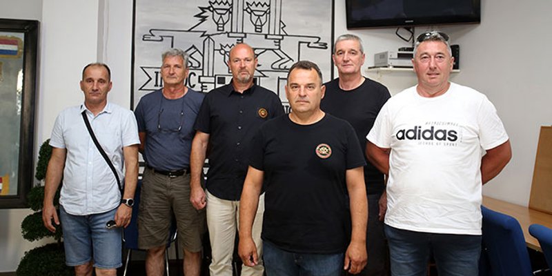 VETERANI ČETVRTE GOVORE O OLUJI Sjetili su se i smiješnih trenutaka iz rata - od sakrivanja u grob, sudaranja nosom u nos s četnikom kao u crtiću, Krstičevićeve zapovijedi da obrišu dvije kapljice Cole...