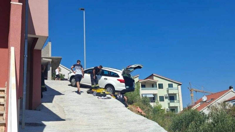 DRAMA U PODSTRANI Automobil sletio s ceste i 'klackao' se nad provalijom