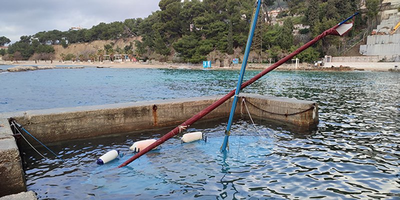 DO KAD ĆE STAJATI? Na Ježincu se potopio brod, Lučka kapetanija tek naložila vađenje