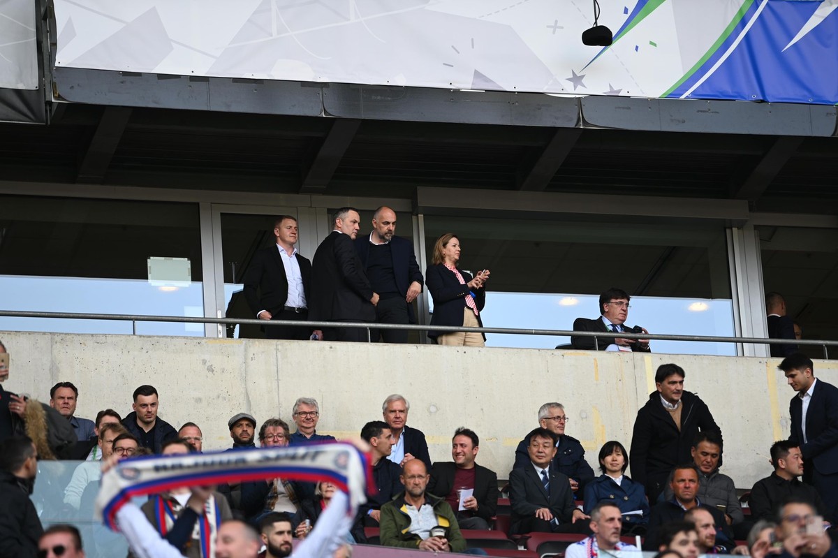 FOTO IZ LOŽE Jakobušić u razgovoru s Čeferinom, na tribinama Figo, Koeman, Vieira...