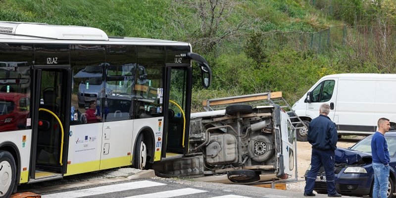 OČEVID U TIJEKU Prometov autobus krenuo sam od sebe, vozač čuo prasak