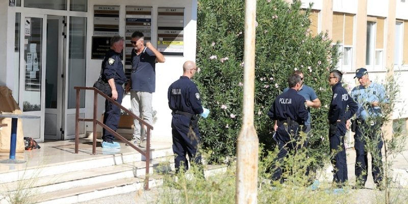 TRAGEDIJA U KOPILICI Kolegu ubo olovkom u vrat, popeo se na vrh zgrade i bacio