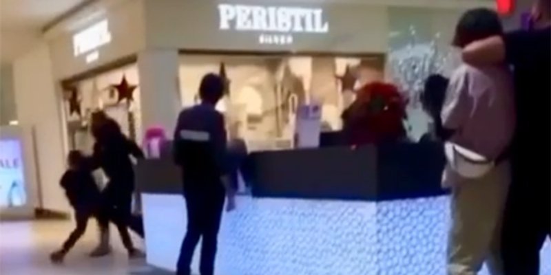 ŠTO SE DOGODILO U MALL-u? Zaštitari grabe maloljetnike za vrat i bacaju na pod, došla je i policija