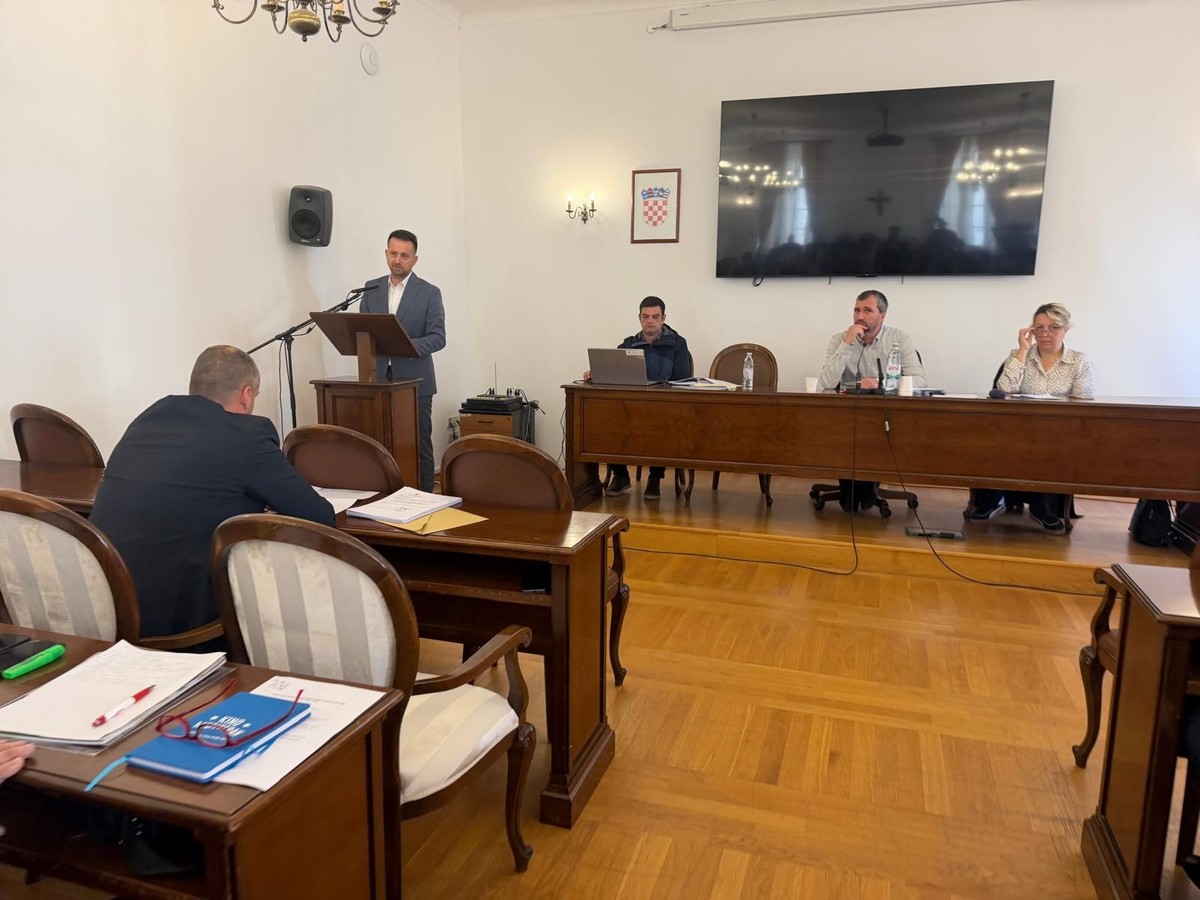 Što će biti s trogirskim osnovnim školama? Evo na kojim su linijama SDP-ov gradonačelnik, županijski pročelnik i predsjednik lokalnog HDZ-a