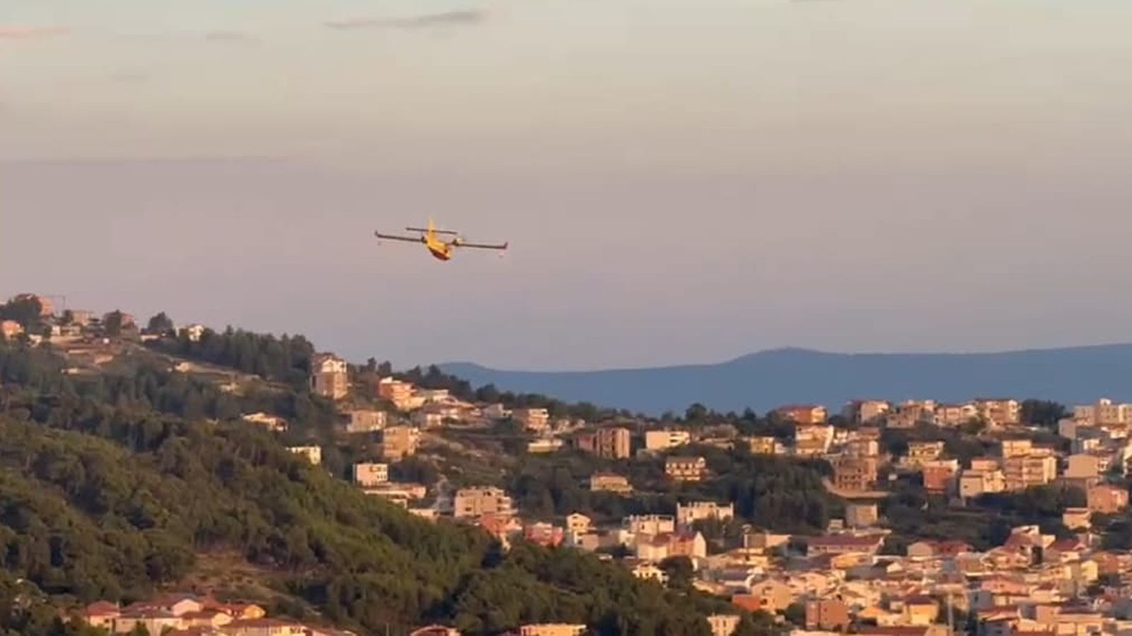 VIDEO Gori kod Klisa: Još jedan požar nakon nevremena, stigli i kanaderi