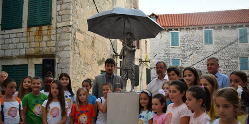 DJEČAK S KIŠOBRANOM: Kažimir Hraste je autor kipa postavljenog u Šibeniku