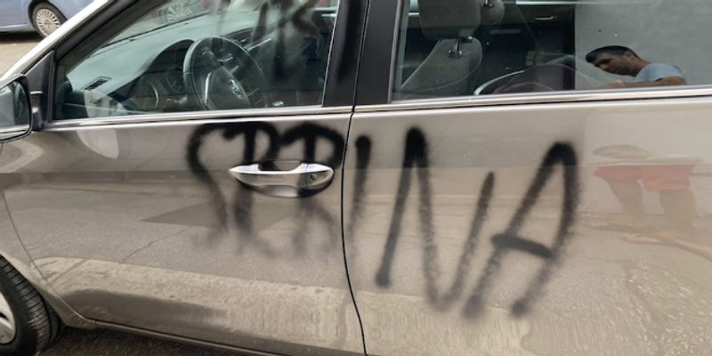 VANDALIZAM U SPINUTU Na Toyoti beogradskih registracija ispisani grafiti 'Pali traktor', 'Ubij Srbina' i 'ZDS'