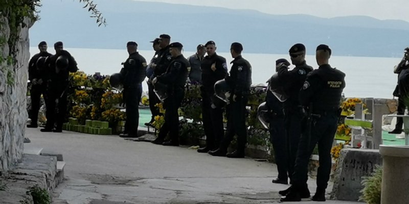 INTERVENTNA POLICIJA OKUPIRALA FIRULE Uklanjaju štekat i vraćaju turiste sa šetnice
