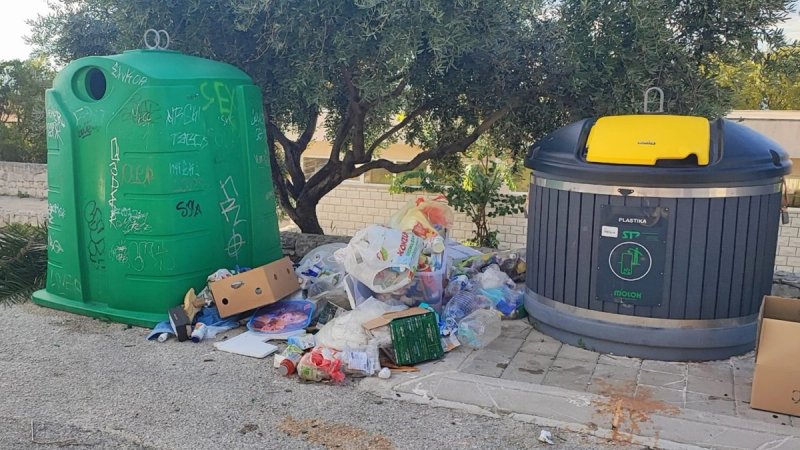 FOTO/VIDEO Smeće ispred vrtića na Mejama: 'To nije mjesto za odlaganje otpada'