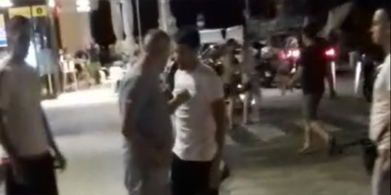 VIDEO INCIDENATA Na Rivi se bore da turisti uđu u njihovo vozilo, ali doslovno!