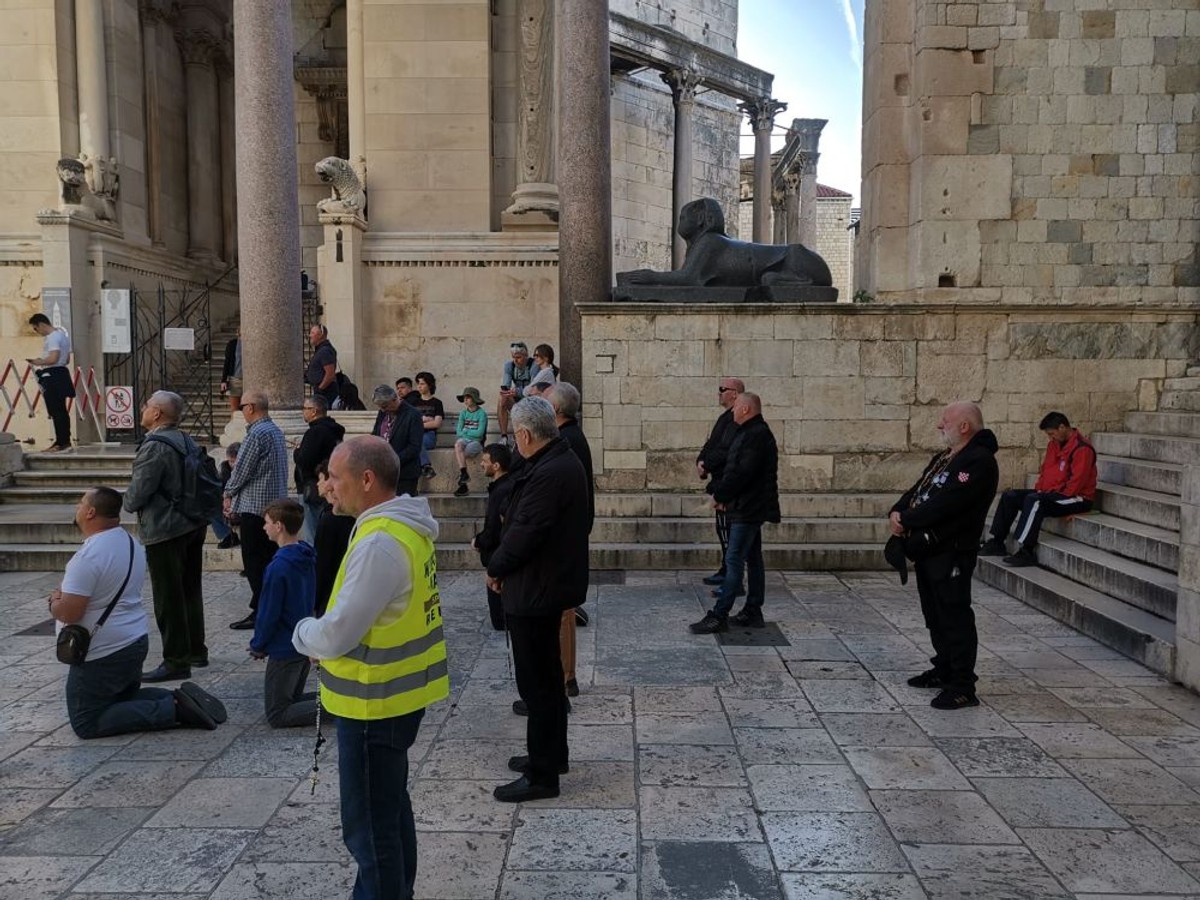 Molitva na koljenima na Peristilu