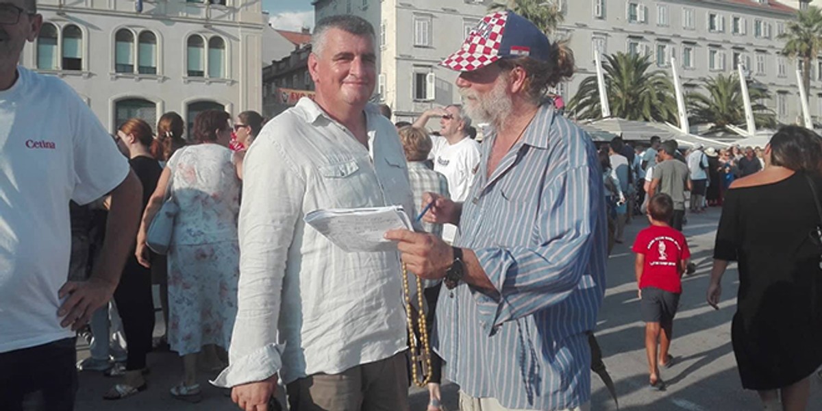 UŽIVO ISPRAĆAJ OLIVERA: Katamaran se otisnuo od obale uz pjesmu 'Vela Luka', brojni brodovi ga ispratili iz splitske luke