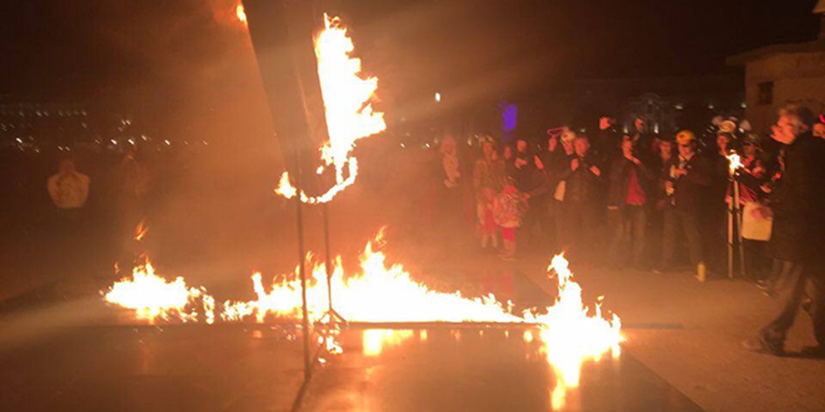 VIDEO Splićani kao Krnju zapalili - dva mobitela, Ivan Pernar i Ava Karabatić zapjevali Zečićev hit 'Ima li nade za nas'