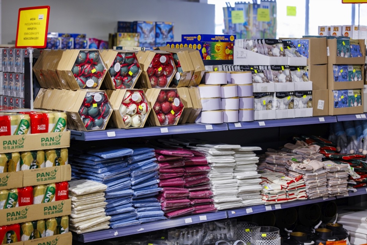 Božićna groznica trese Dalmaciju: U kaštelanskom outletu krenuo Black Friday! Božićni asortiman na 50% popusta, a na rasprodaji su stabla maslina i limuna