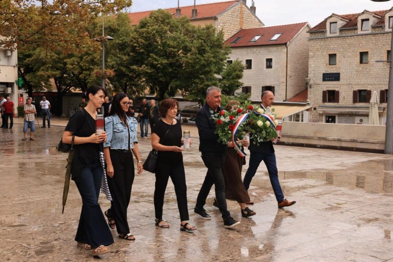 FOTO Obljetnica napada na vojarne JNA u Sinju, upaljene svijeće za poginule Kambera i Ercega