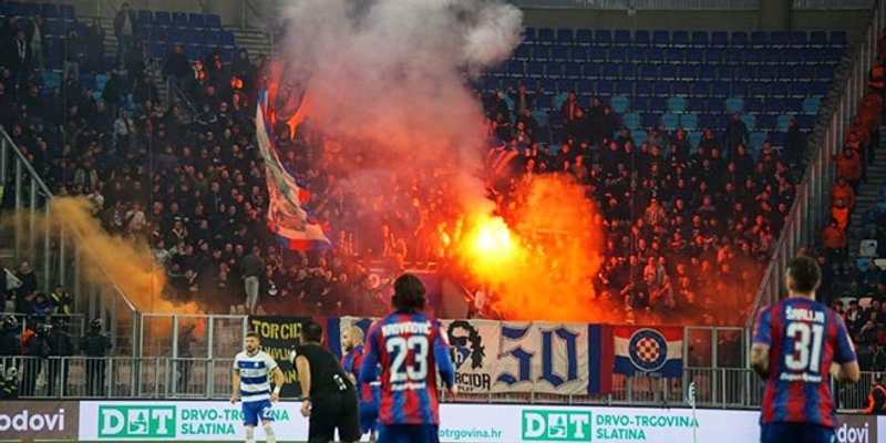 Navijačima Hajduka na ulazu skidalo dresove i majice