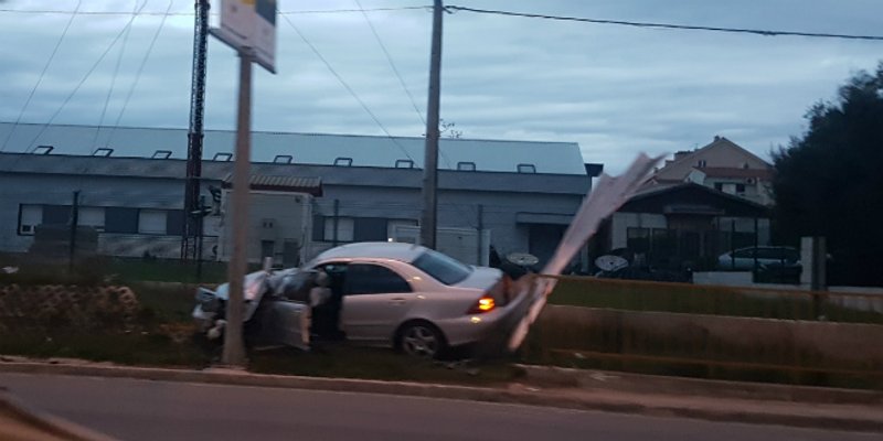 AUTOM U STUP: U sudaru s teretnjakom dvije osobe ozlijeđene