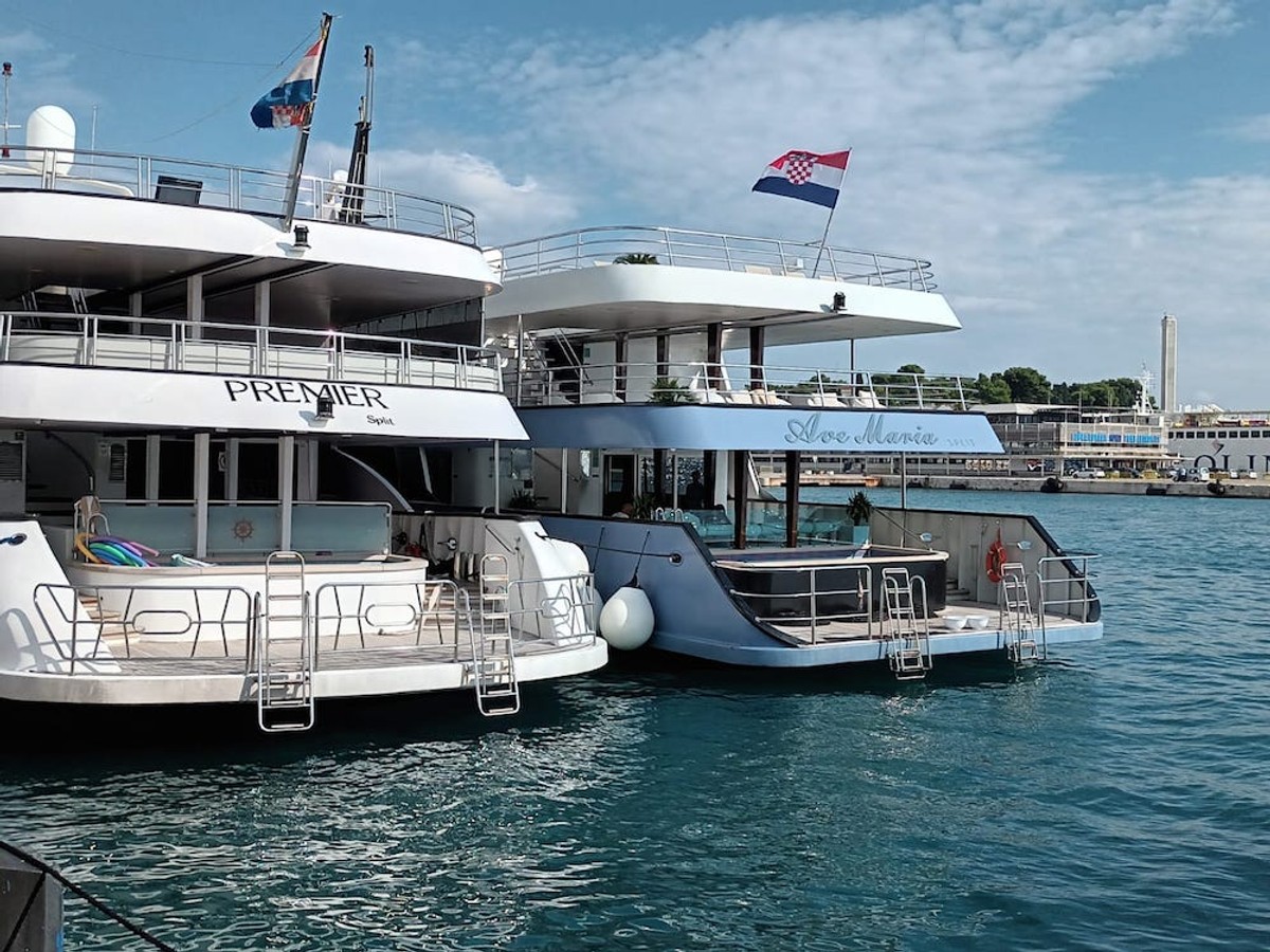 U SPLITSKOJ LUCI: Planuo brod, putnici se nagutali dima