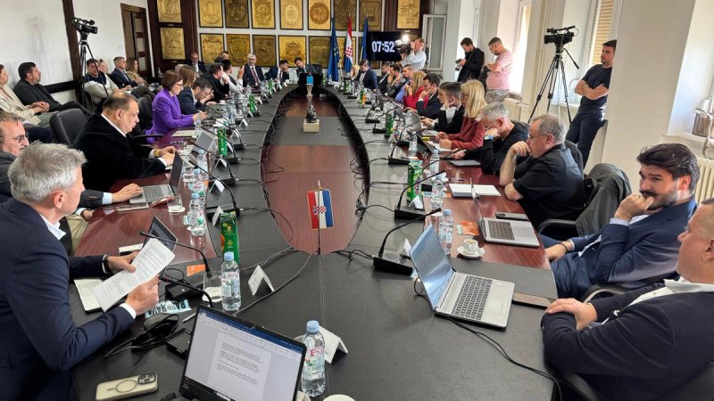 GRADSKO VIJEĆE UŽIVO: 'Skrivali ste dokument iz 2023., a u kojem jasno stoji da krovna konstrukcija nema potrebnu sigurnost'