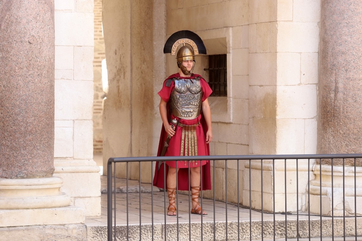 Smjena straže na Peristilu | foto: Veljko Martinović