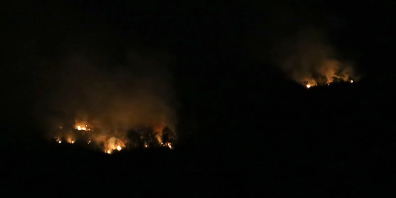 I dalje gori brdo iznad Koprivnog, vatrogasci na oprezu
