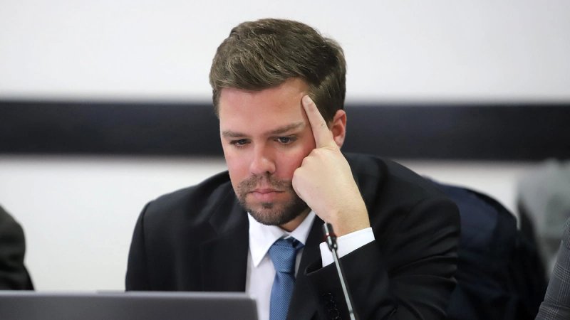 Burno odmah na početku: Na raspravi o štandarcu padale teške riječi, Stanišić poručio Barbiru: 'Čistiji je moj izbor, nego Vaša diploma'