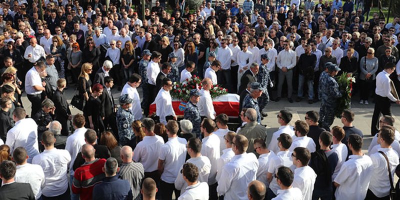 Sprovod kakav Split ne pamti: Preko 2000 ljudi ispratilo je Žana uz pjesmu 'Kada umren umotan u bilo'