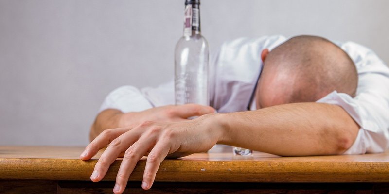 Alkoholna koma: Zašto nastaje i koji su simptomi koji mogu dovesti do smrti?