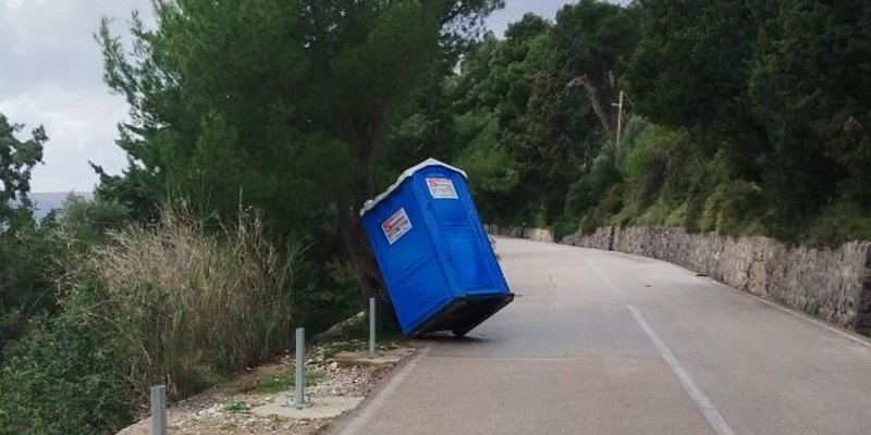 FOTO-UBOD Neobična prepreka na marjanskoj prometnici