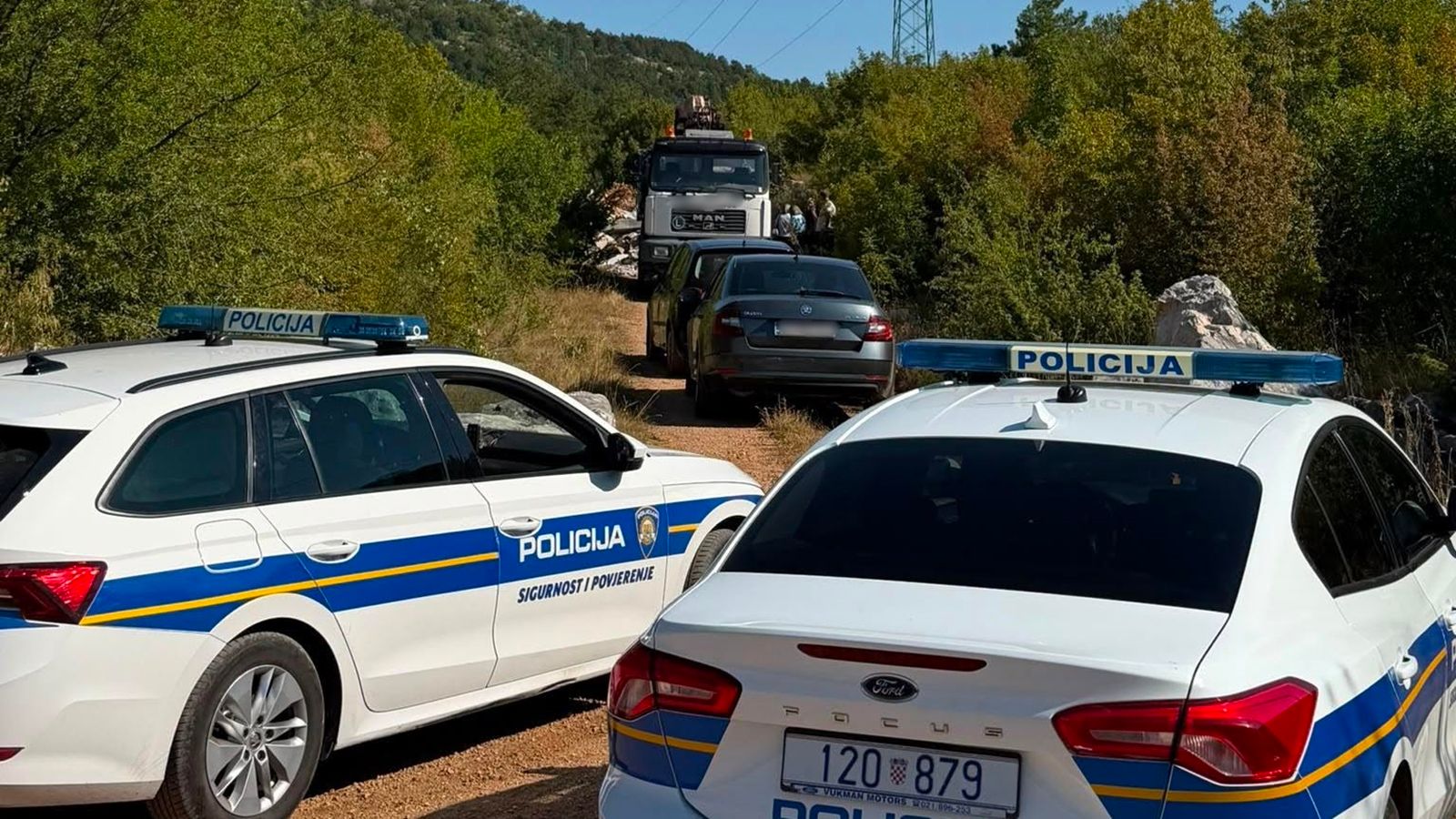U Muću otkrili ilegalni deponij otpada, imalo se što i vidjeti