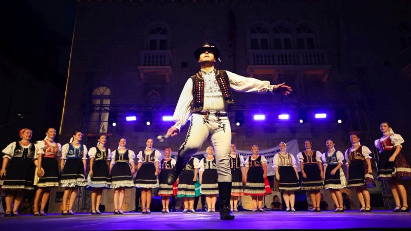 FOTOGALERIJA Spektakularnim koncertom na prepunoj solinskoj Gradini svečano zatvoren 5. CIOFF Međunarodni festival folklora Split 2026.