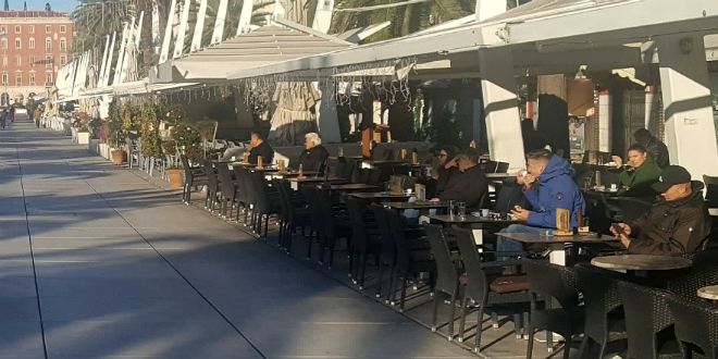 Na splitskoj Rivi većina kafića već radi | Dalmatinski Portal