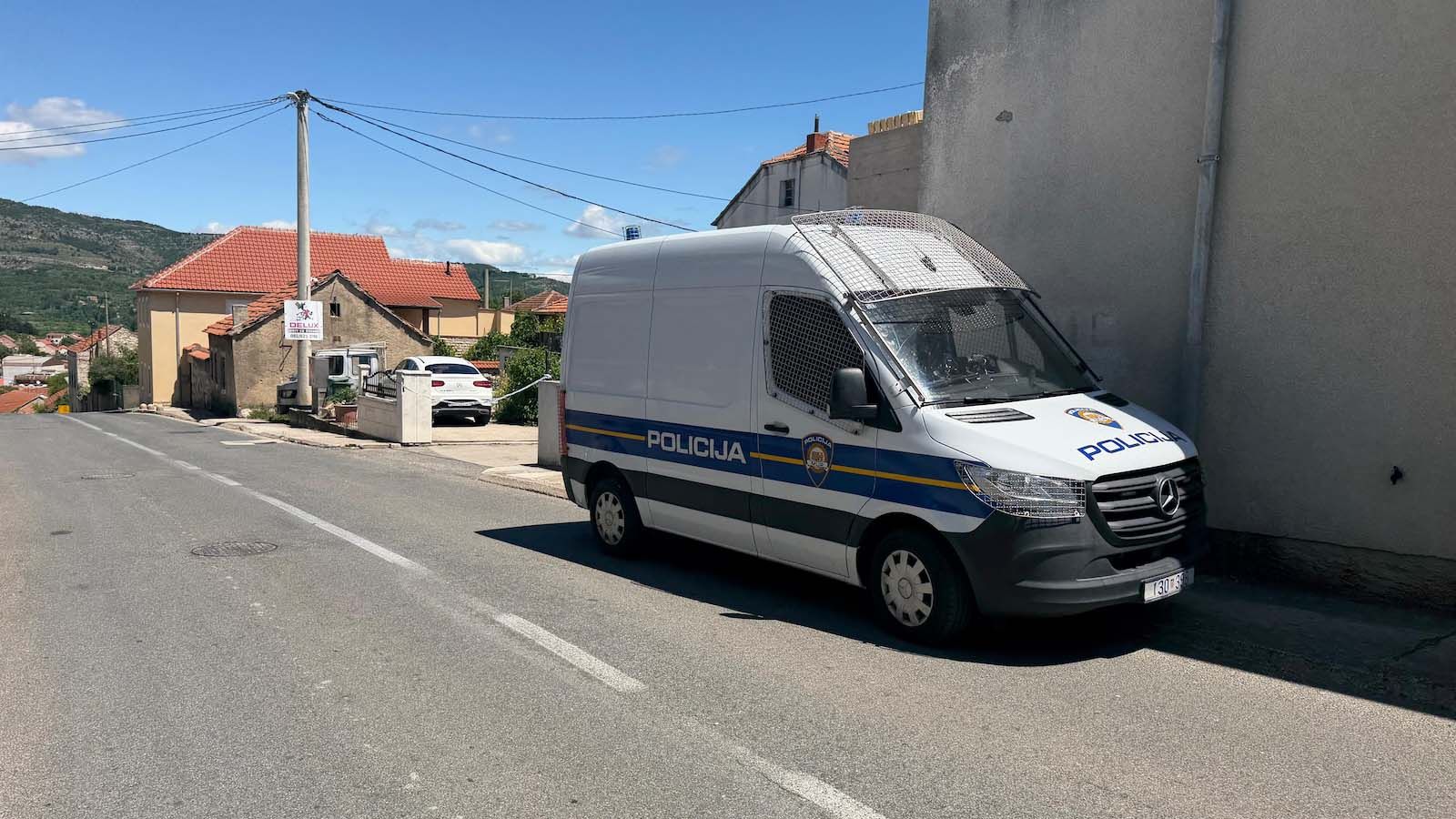 Jake policijske snage u Drnišu, traje potraga za ubojicom 19-godišnjaka