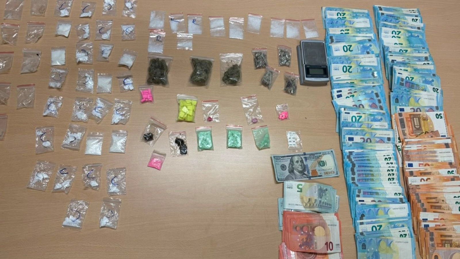 Dilera odalo sumnjivo ponašanje! Policija mu pronašla kokain, LSD, MDMA, ketamin, hašiš...