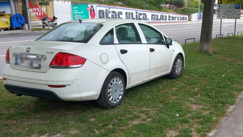PRST U OKO Vlasnik nepropisno parkirao vozilo na zelenoj površini, no imao je 'sreće'