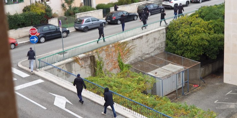 FOTOGALERIJA Navijači se sukobili na Zapadnoj obali, policija zatekla desetak stranih državljana