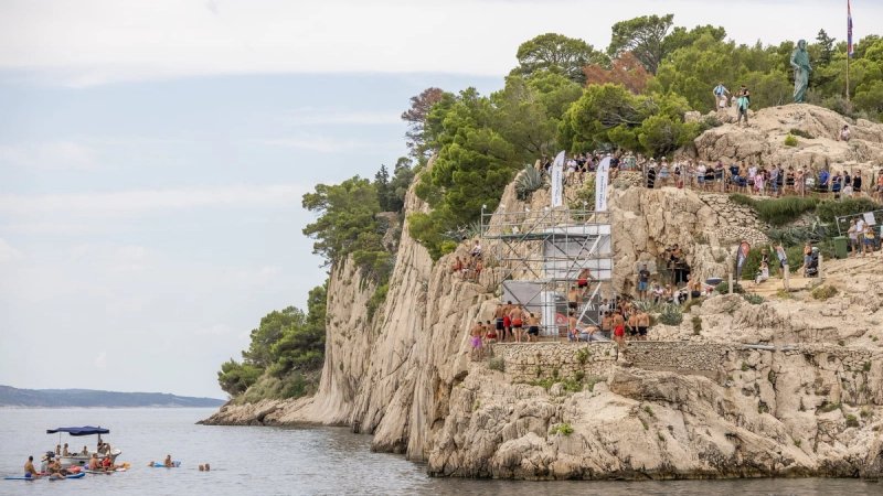 Najhrabriji skaču, Makarska gleda