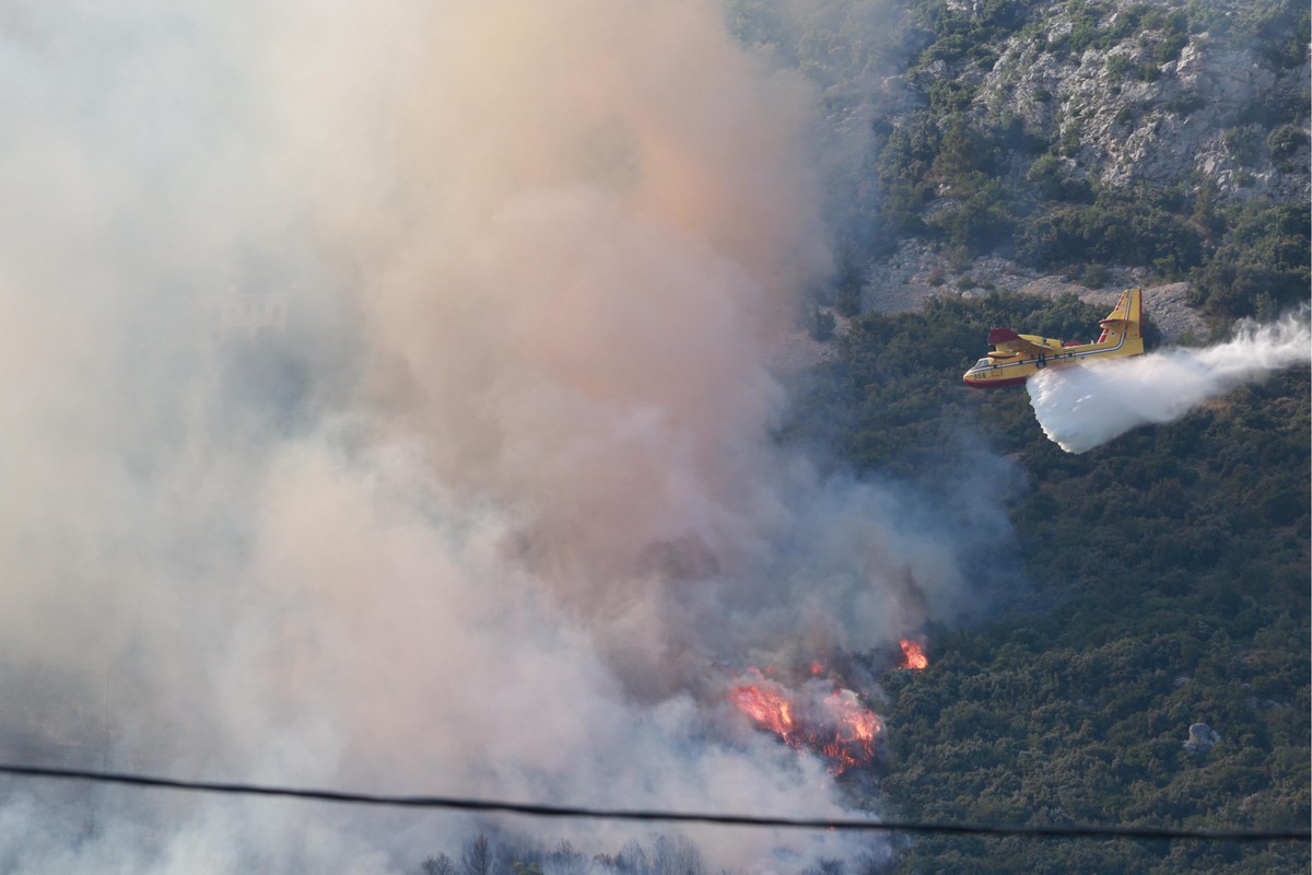 FOTO/VIDEO Vatrogasci će ostati cijelu noć na Kozjaku, otvorenog plamena više nema