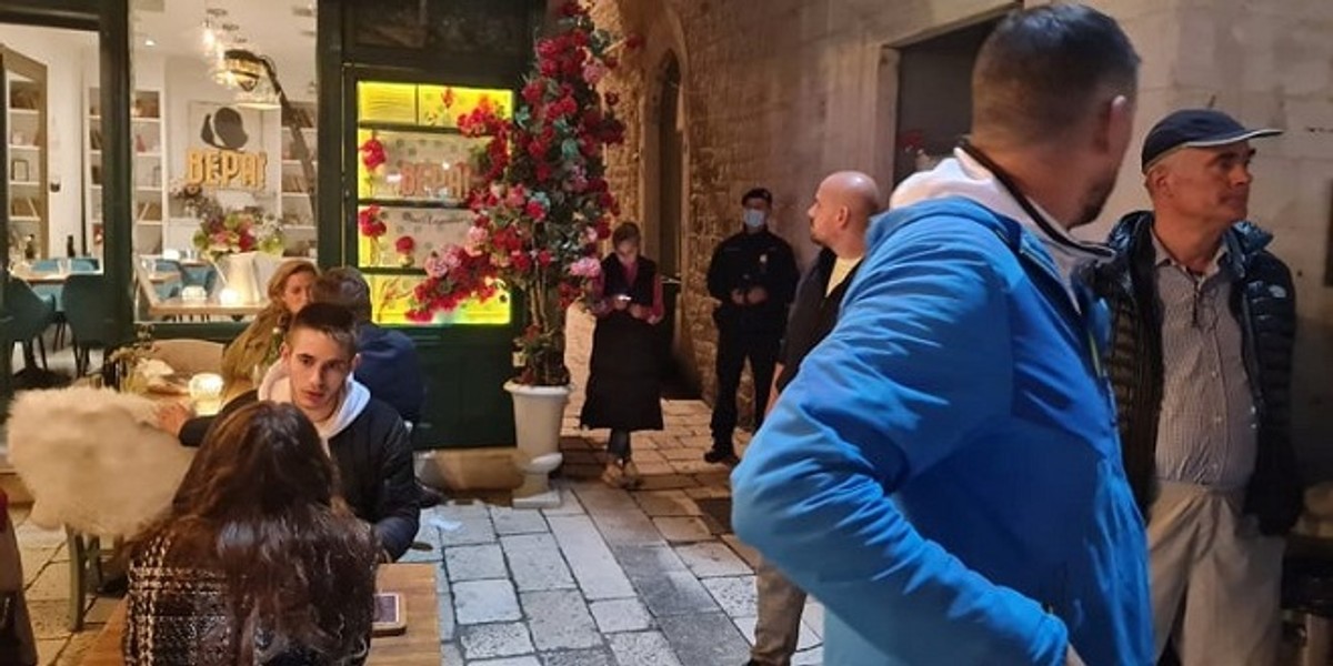 FOTO/VIDEO Prosvjed protiv covid mjera i večeras na Pjaci: 'Ovom teroru treba stati na kraj'