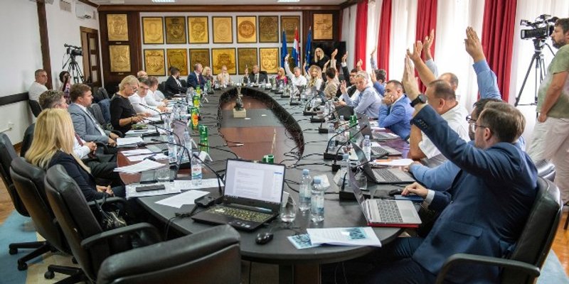 VIDEO: ZAVRŠILA SJEDNICA GRADSKOG VIJEĆA 'Ne da mi se raspravljati sa županijskim šibicarima; Ne budite bezobrazni, nisam ja stavio curu za pročelnicu!'